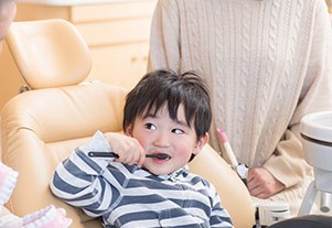 お子様と保護者の方が一緒に正しいケアへ取り組み、将来にわたって健やかな歯を維持できるようサポートしています。