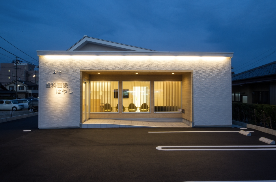 【土曜日診療あり】常に謙虚な姿勢で、リラックスできる居⼼地の良い空間での治療を提供する「歯科医院はやし」