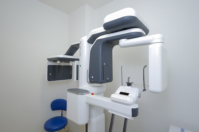 インプラントは手術を伴うので口周りの立体的な診断が求められます