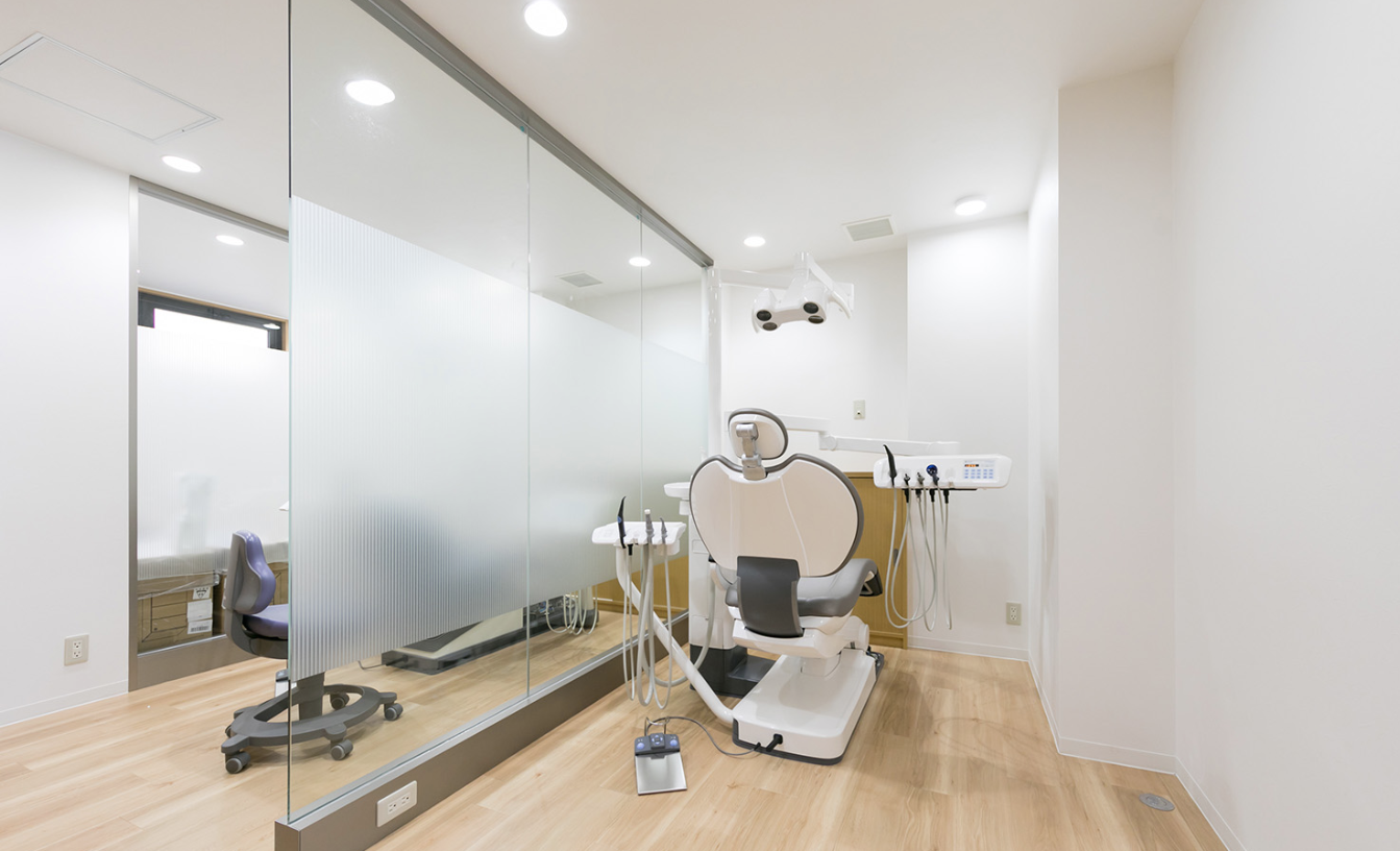 ①クリニック外観　②受付　③診療室