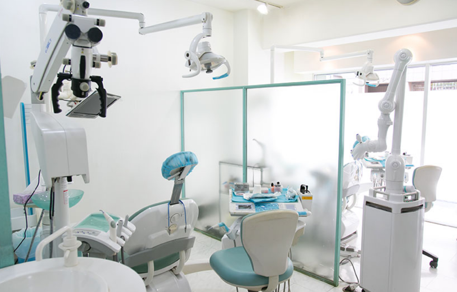 ①受付②待合室③診療チェア