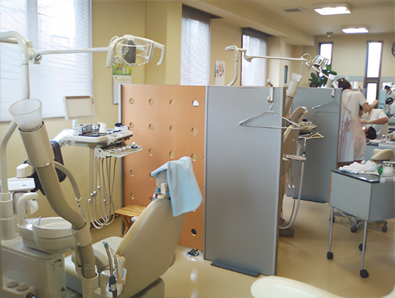 ①クリニック外観②待合室③診療チェア