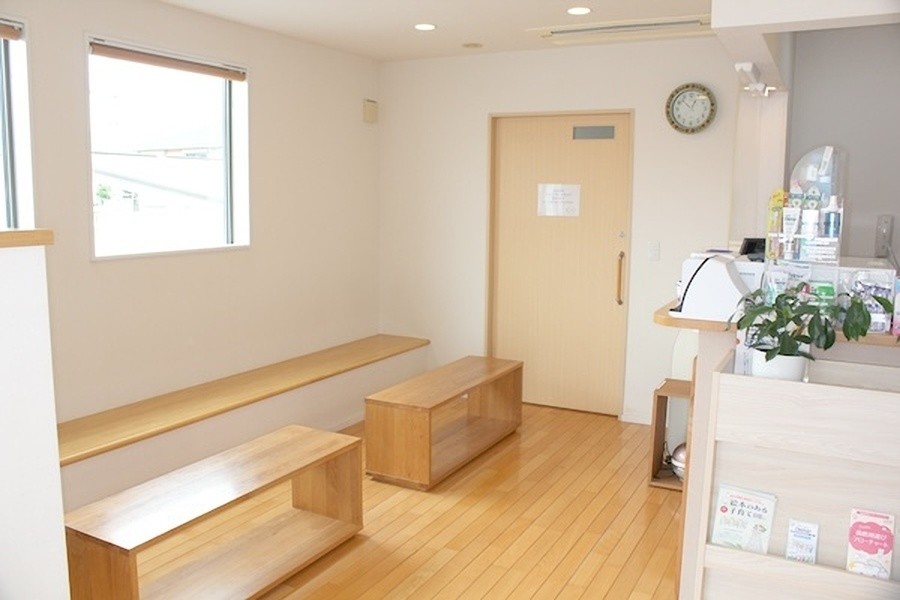 ①医院外観②受付③待合室