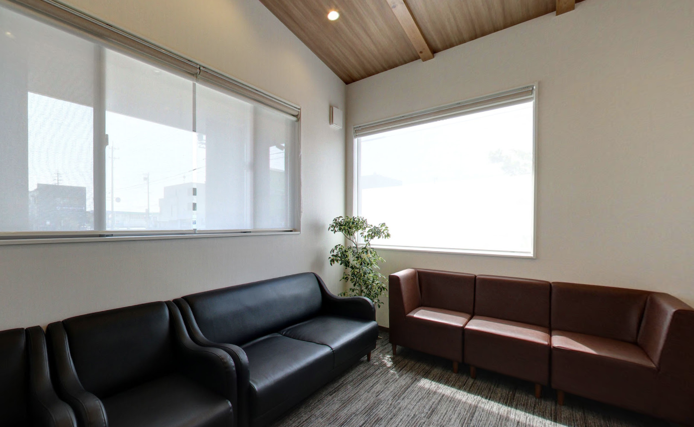 ①クリニック外観　②受付　③待合室