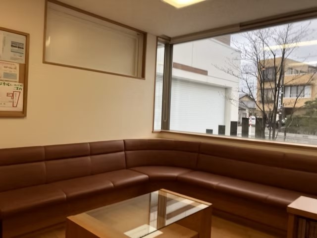 ①クリニック外観②待合室③駐車場