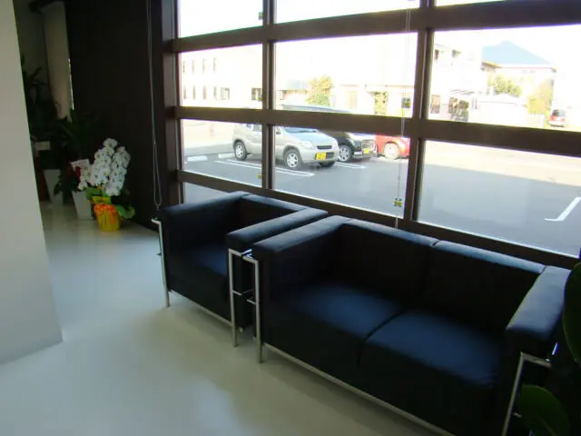 ①医院外観 ②受付 ③待合室