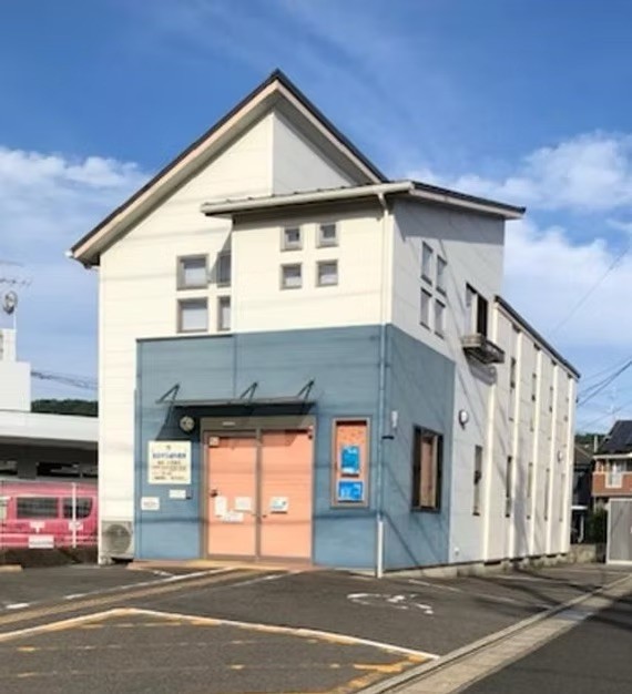 ①外観②待合室③診療ユニット