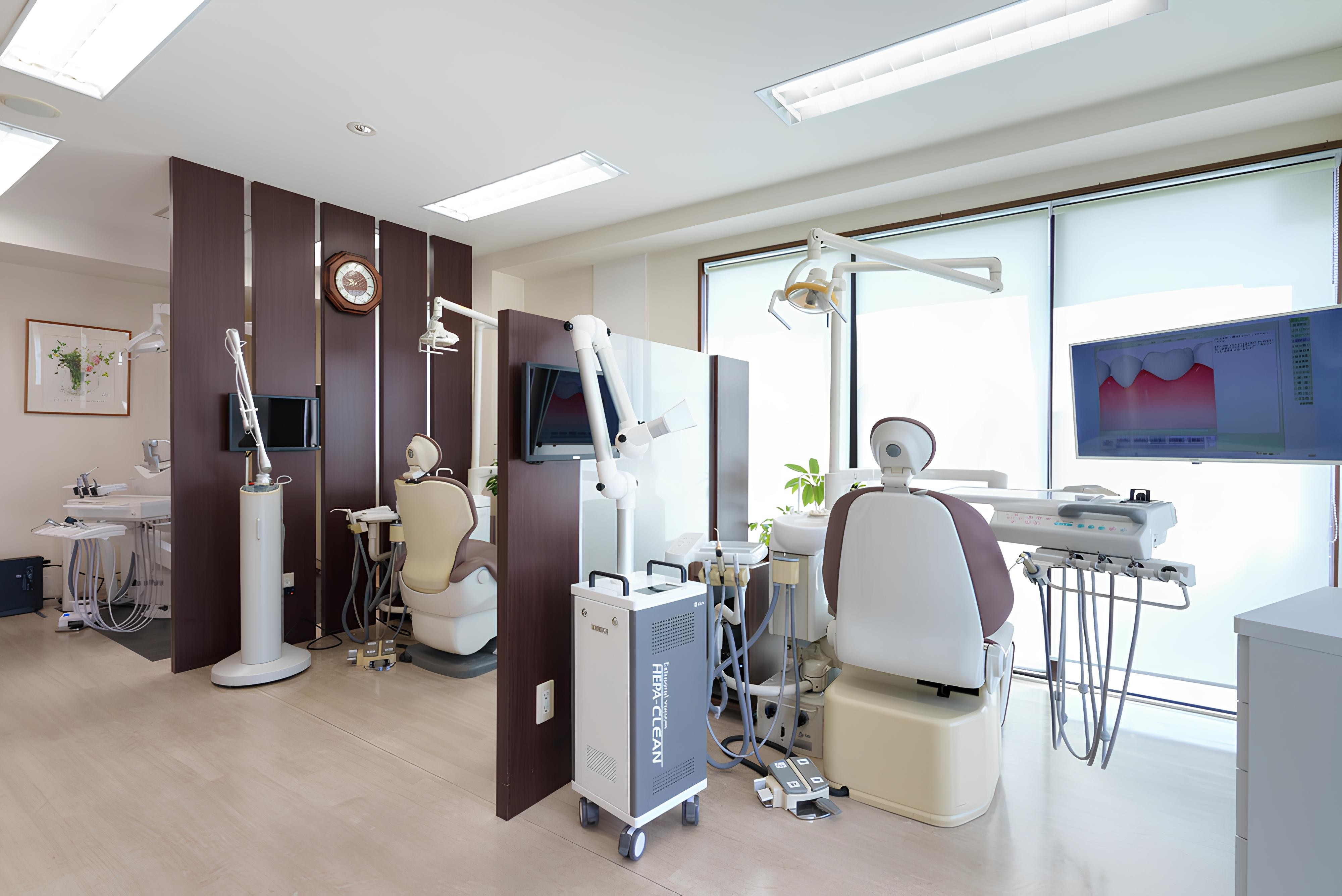 ①外観②受付③診療室