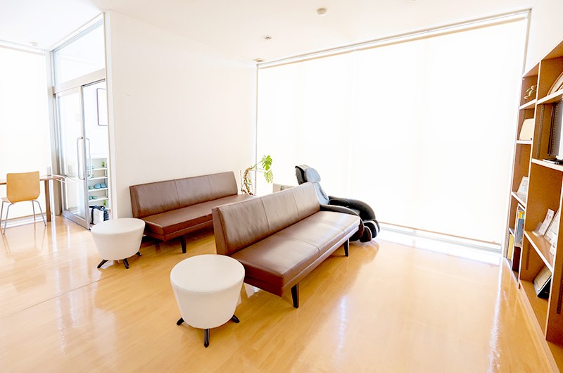 治療の前後でくつろげる待合室です