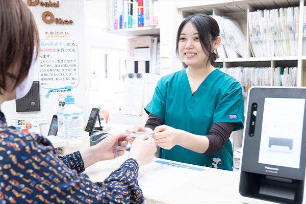 ①受付 ②待合室 ③医院外観