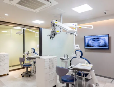 ①外観②受付③診療スペース