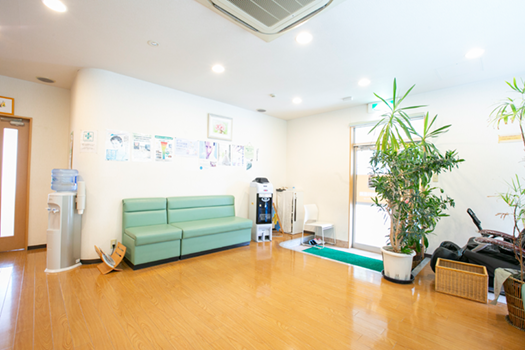 ①クリニック外観②待合室③診療チェア