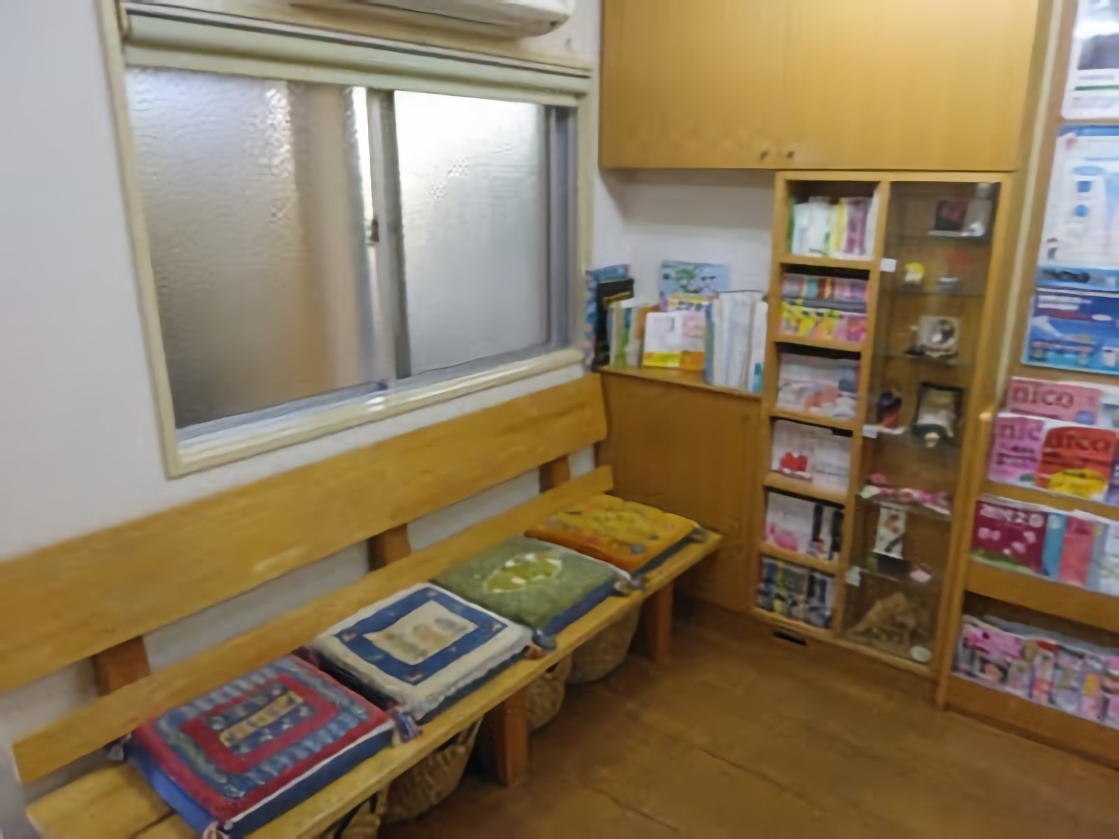 ①医院外観②受付③待合室