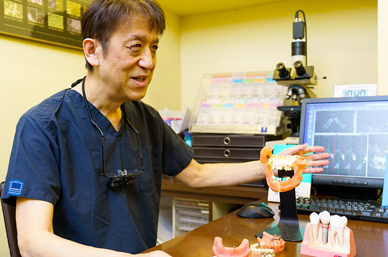 様々な機器を使用して手術の精度を上げます