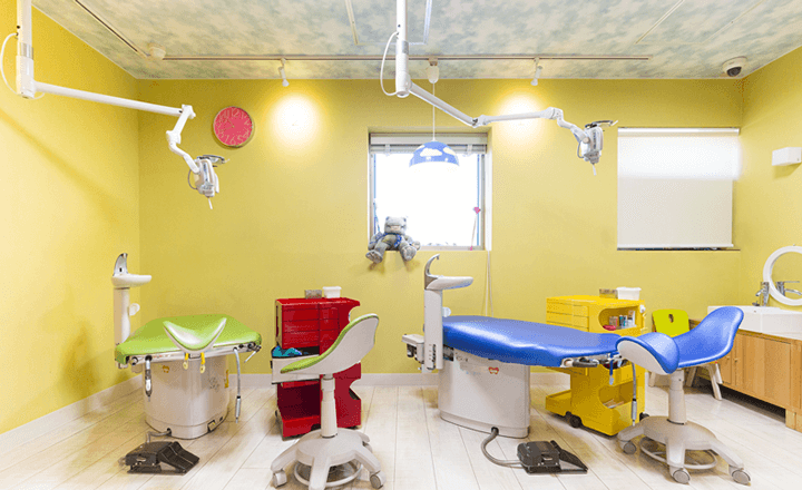 【東船橋駅北口から徒歩1分】【平日・土曜ともに18時まで診療】【小児矯正「プレオルソ」指導医が在籍】小児からの矯正に特化し、保育士常駐・キッズスペース完備で安心して通えるスマイルデンタルクリニック小児歯科