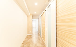 ①受付・待合室②診療室入口③カウンセリングルーム