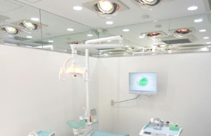 個室スペースの清潔なインプラントオペ室を完備しています