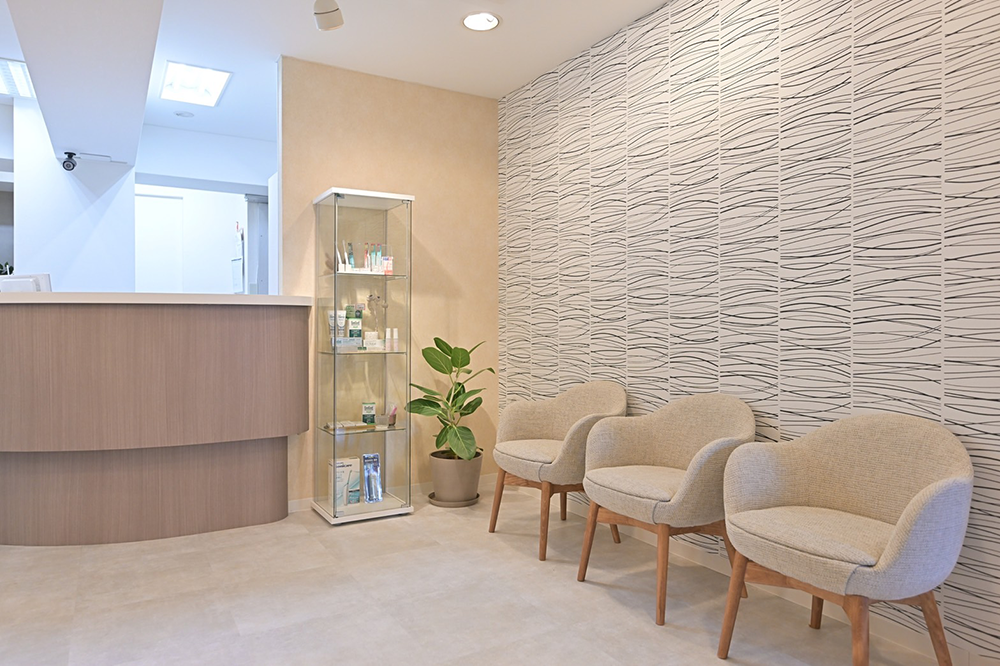 ①治療の様子、②受付、③待合室