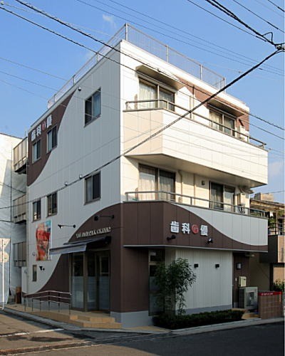 ①クリニック外観　②受付　②待合室