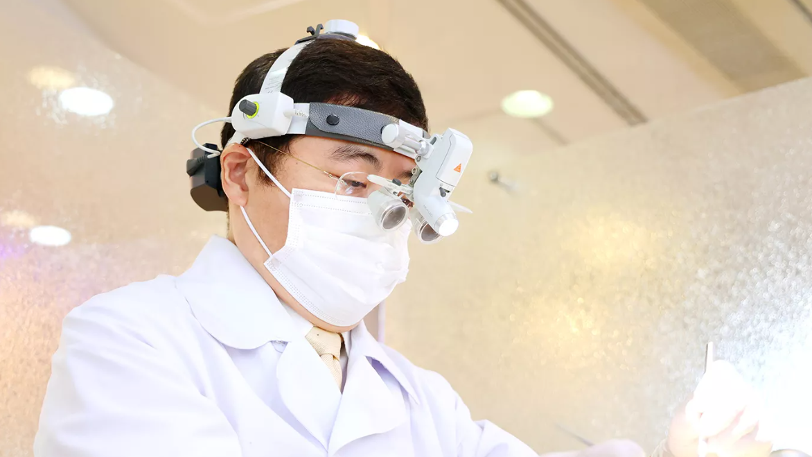 院長と歯科ルーペ