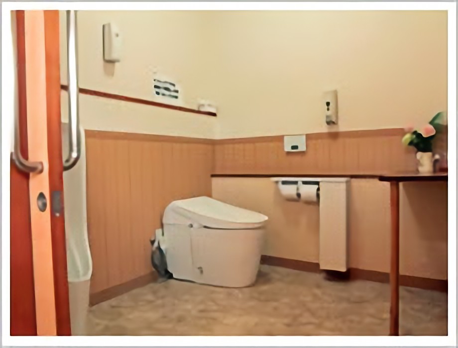 ①外観②待合室③広いトイレ