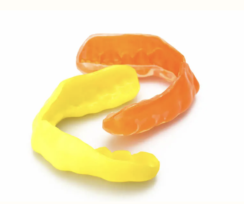 スポーツマウスガードは、運動時の衝撃から歯を守るために装着するものです