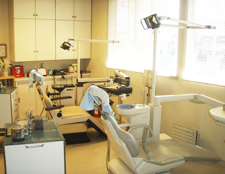 ①クリニック外観　②診療室　③治療器具※写真はイメージです。