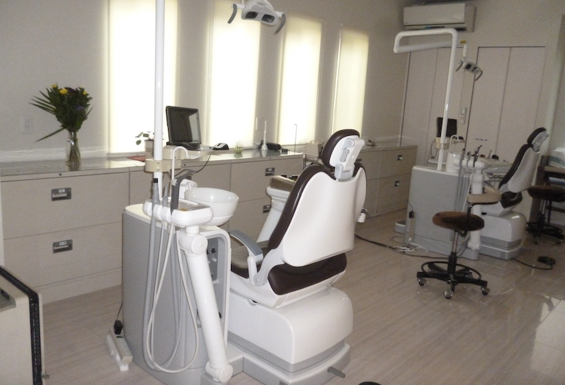 【横内団地前バス停 徒歩1分】できるだけ歯を残す治療を重視し、お口の健康を支える歯科医院