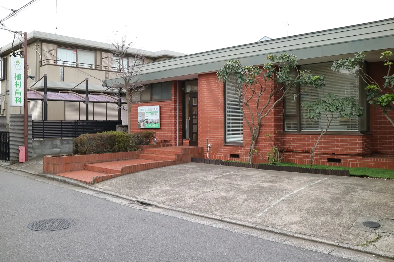 ①外観②受付③診療スペース