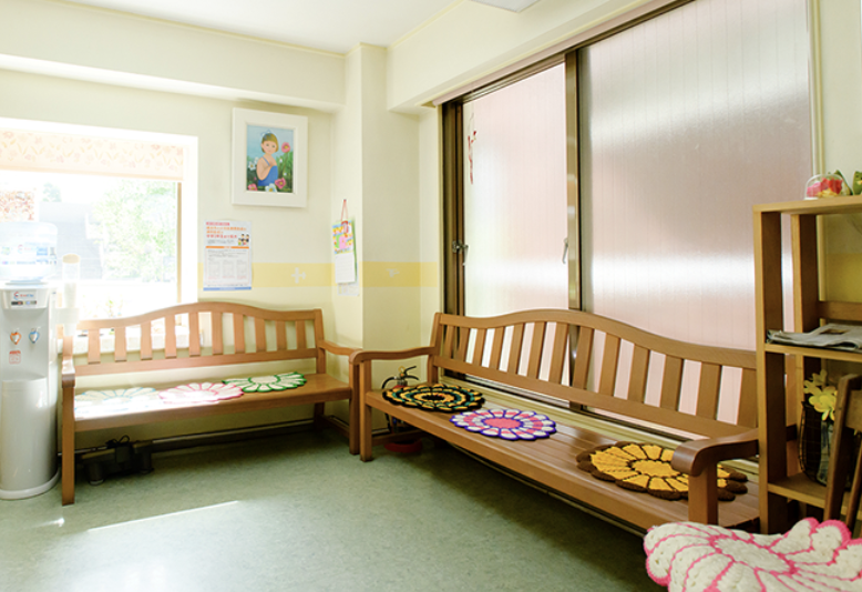 ①クリニック外観②受付③診療チェア