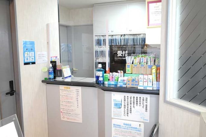 ①外観②待合室③受付