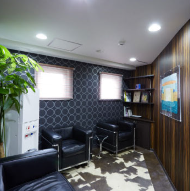 ①受付　②待合室　③診療室