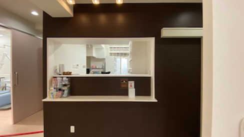 ①駅からすぐ近くです②受付③診療室