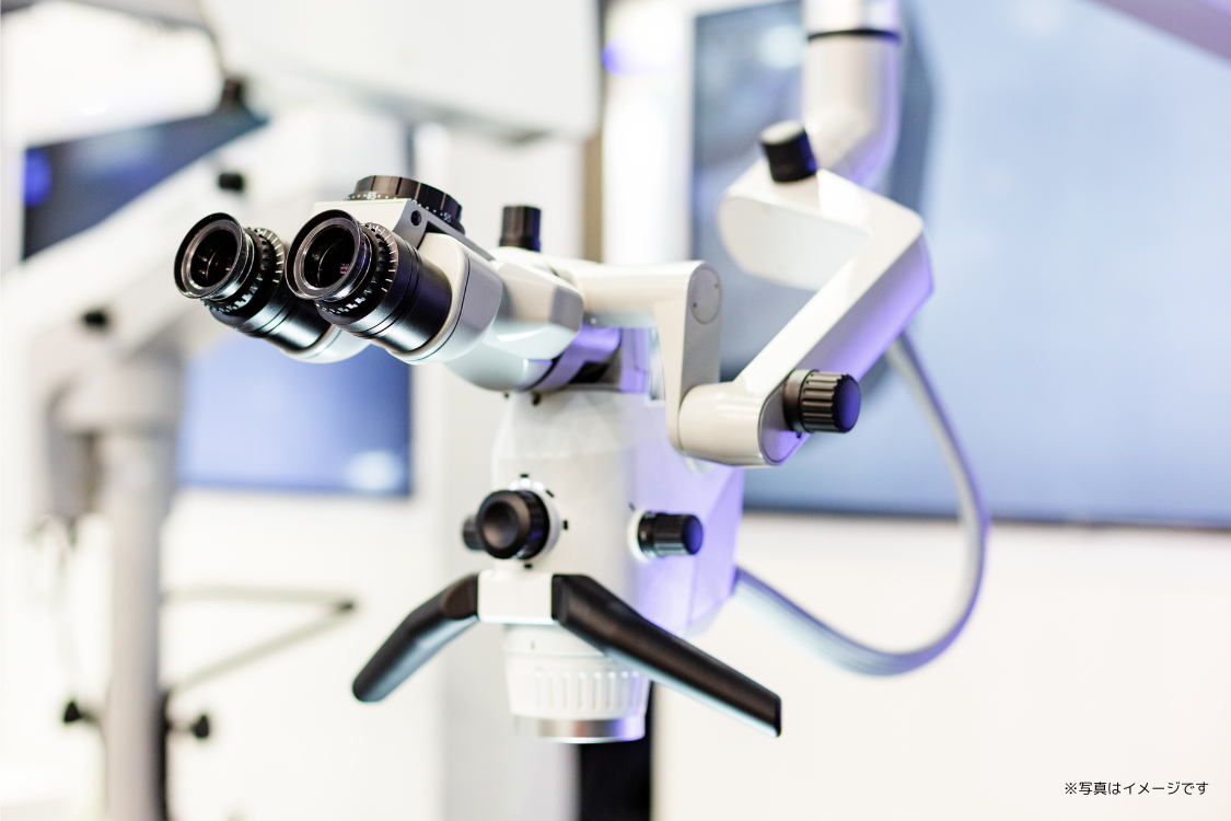 マイクロスコープで根管内部を確認しています。