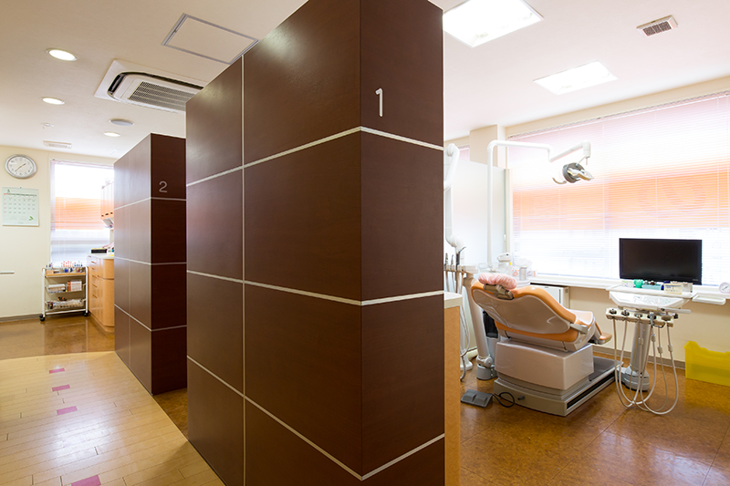 ①歯科医院外観②受付③診療室