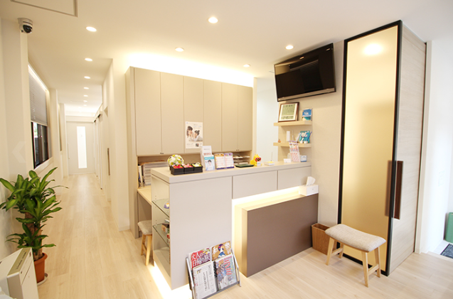 ①クリニック外観②受付③診療スペース