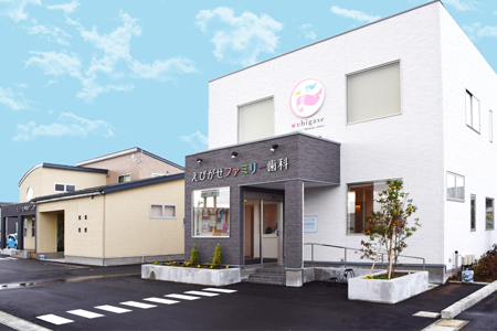 ①クリニック外観②待合室 受付③診療室内装