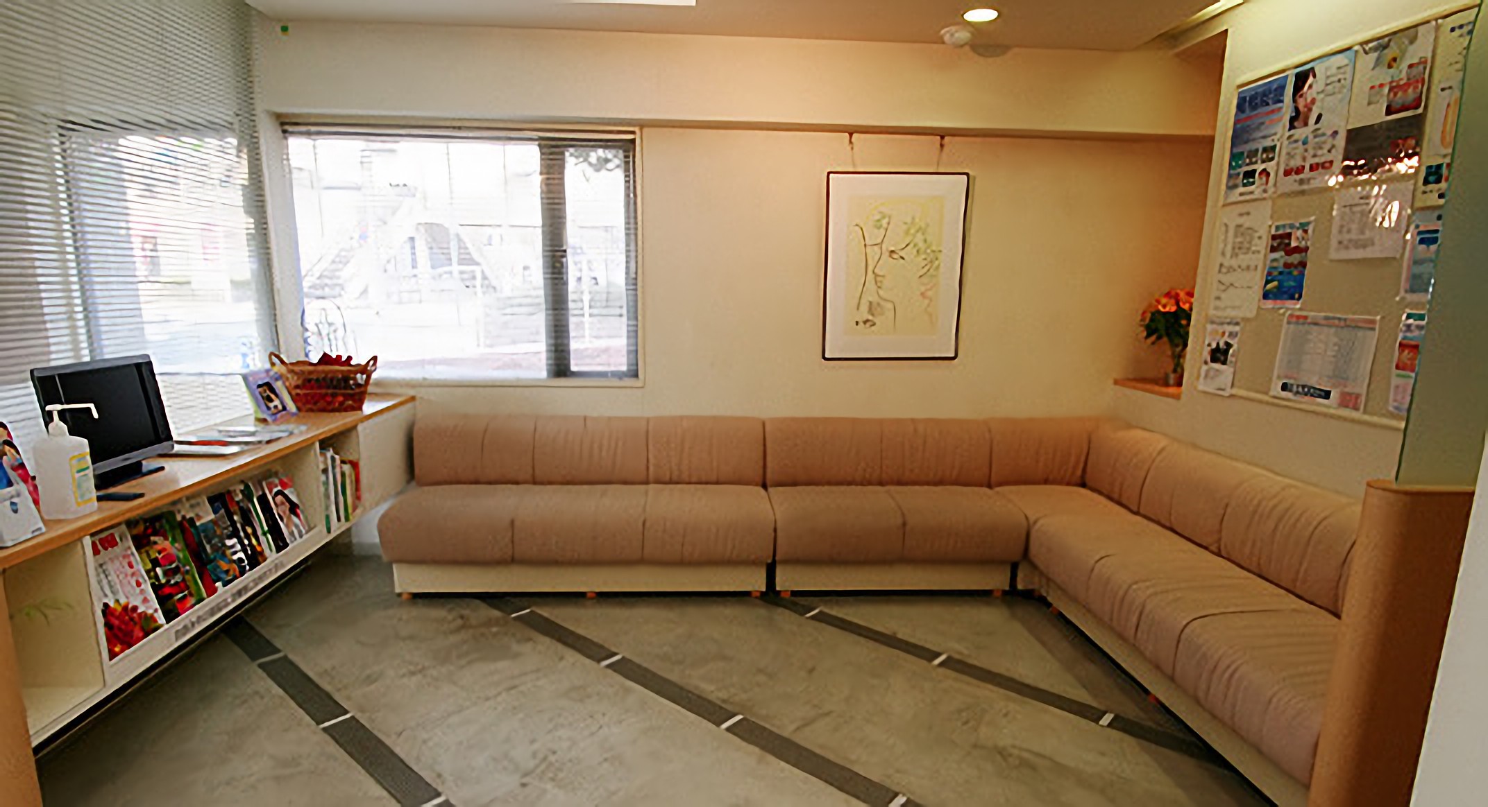 ①外観②受付③待合室