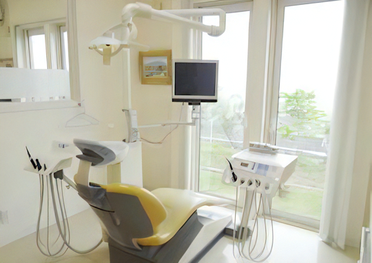 パーテーションで区切られた診療室