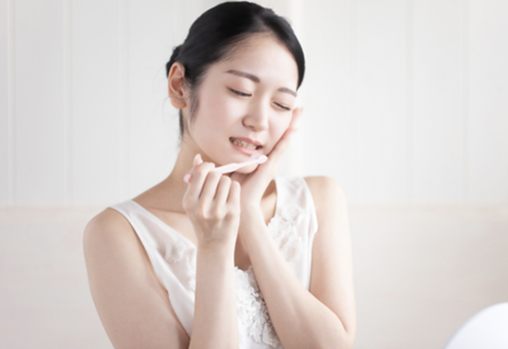 歯垢や歯石の除去を行い、必要に応じてさらに専門的な処置を行います