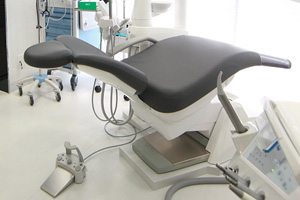 【守谷駅より徒歩1分】【日本口腔インプラント学会専門医・日本口腔外科学会専門医在籍】実績豊富な専門医師が最新鋭の治療を提供する岩元歯科クリニック守谷