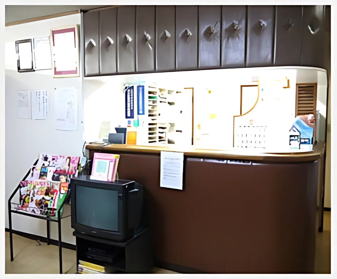 ①診療室②待合室③受付