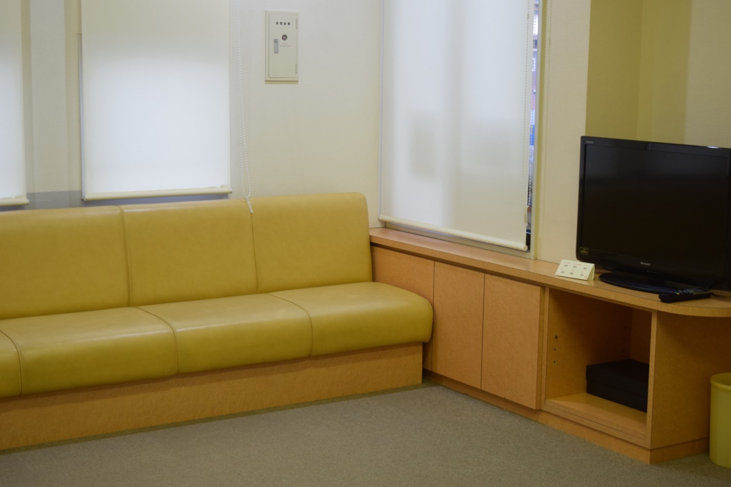 ①医院外観②受付③待合室