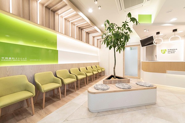 明るく清潔感のある待合室でお待ちください