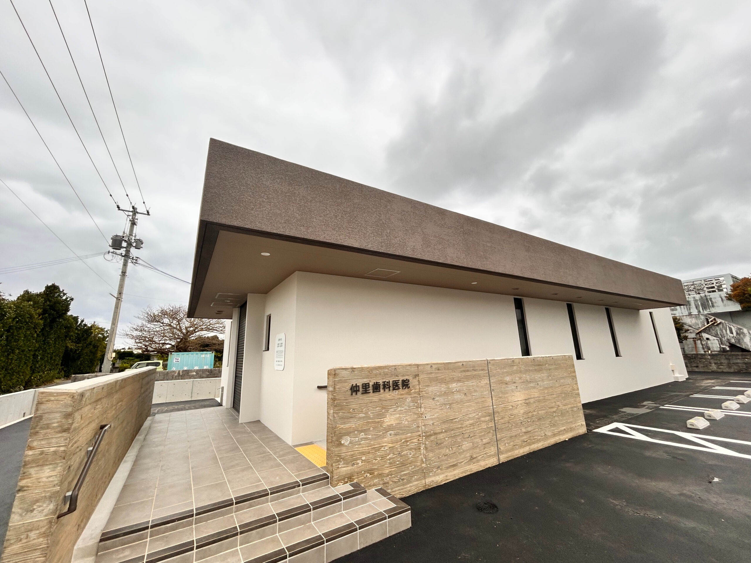 【久米島町役場仲里庁舎前バス停 徒歩1分・駐車場完備】幅広い診療で地域に寄り添う 仲里歯科診療所