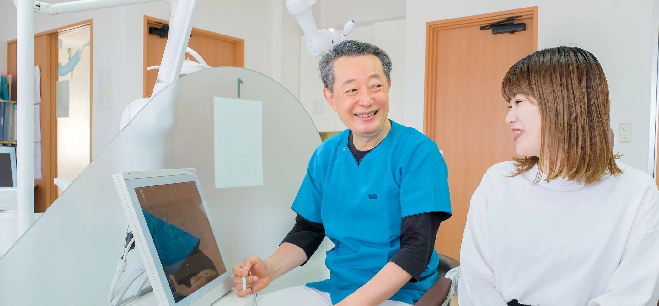 ①カウンセリング風景 ②診療風景 ③受付