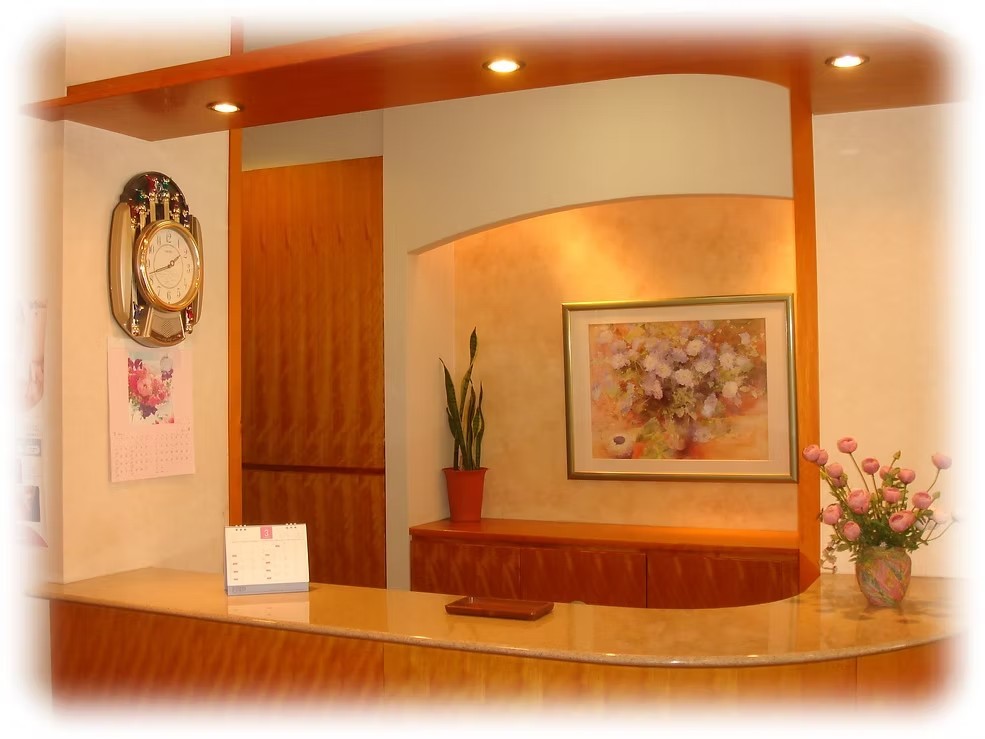 ①クリニック外観　②受付　③待合室