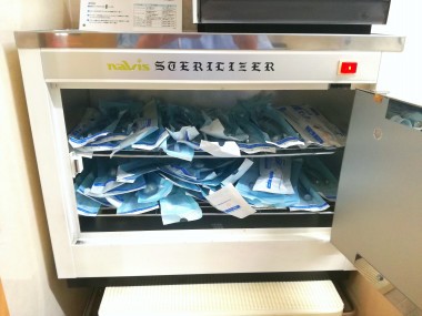 滅菌した器具は殺菌線保管庫にて保管しています