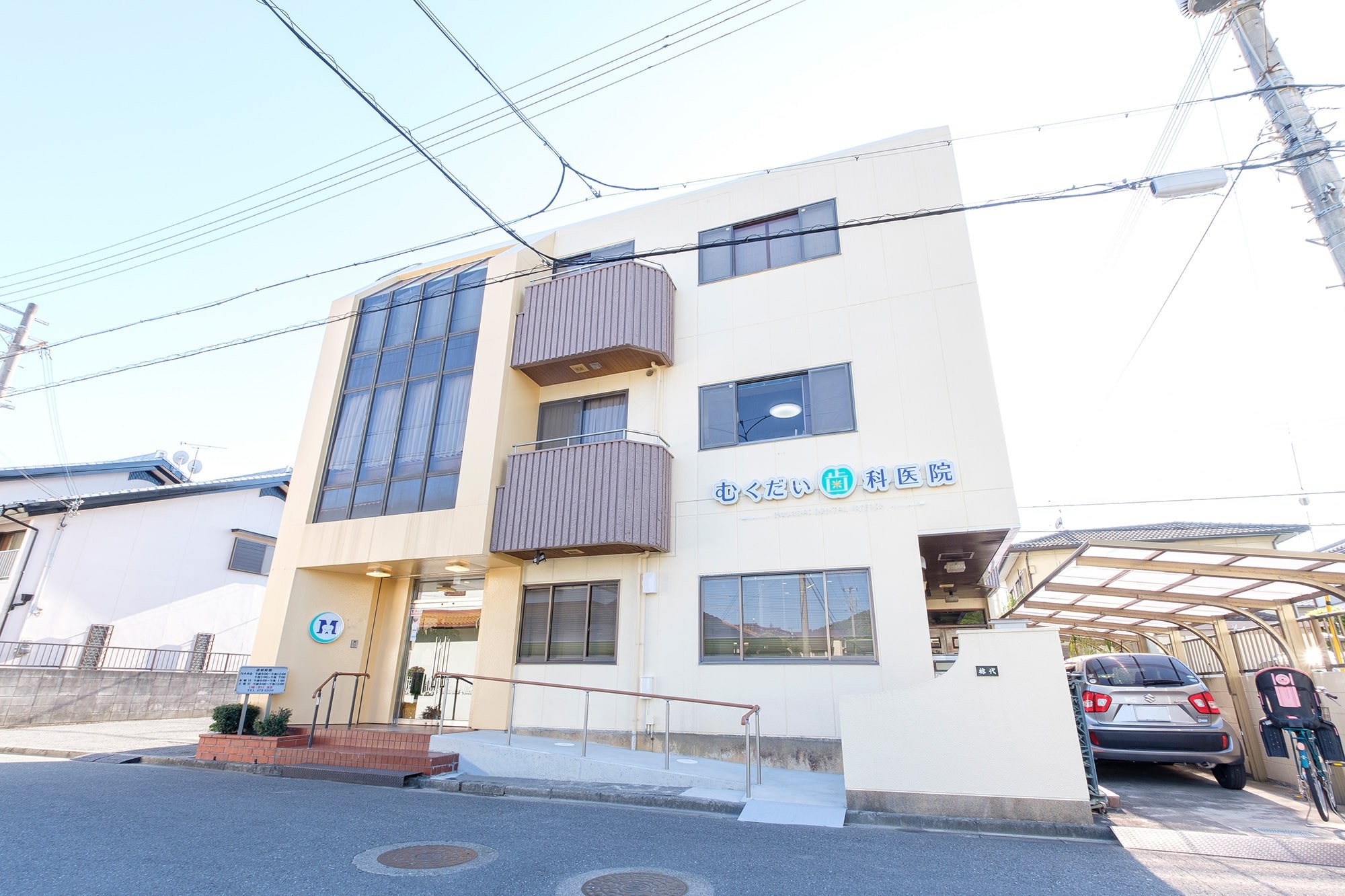 ①医院外観②受付③待合室