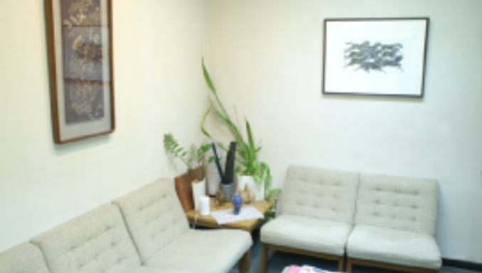 ①クリニック外観　②待合室　③診療室